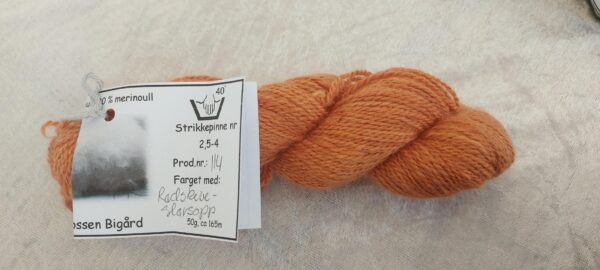 Angoragarn farget med rødskiveslørsopp, prod nr 114, 50g, lengde ca 165m