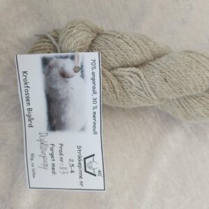 Angoragarn farget med duftbrunpigg, prod nr 113, 50g, lengde ca 165m