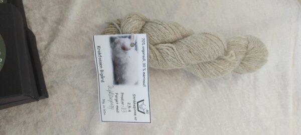 Angoragarn farget med duftbrunpigg, prod nr 113, 50g, lengde ca 165m