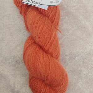Angoragarn farget med rødskiveslørsopp, prod nr 106, 50g, lengde ca 165m