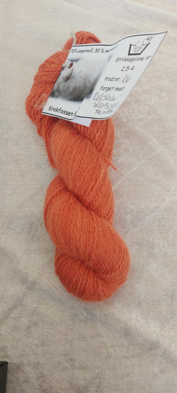Angoragarn farget med rødskiveslørsopp, prod nr 106, 50g, lengde ca 165m