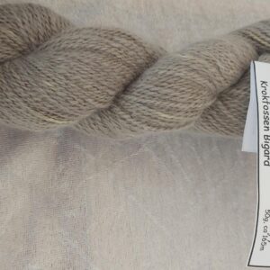 Angoragarn farget med Fløyelspluggsopp, prod nr 109, 50g, lengde ca 165m