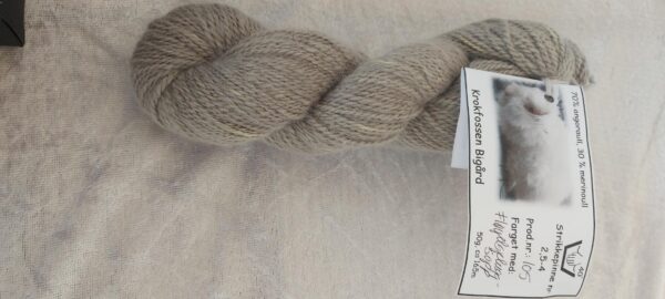 Angoragarn farget med Fløyelspluggsopp, prod nr 109, 50g, lengde ca 165m