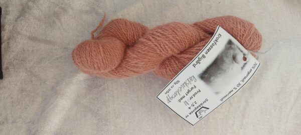 Angoragarn farget med rødskiveslørsopp, prod nr 111, 50g, lengde ca 165m